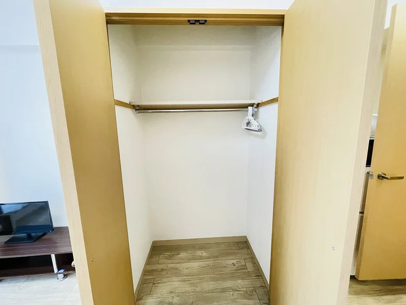 収納スペースも広く、長期滞在でも安心！！嬉しいポール付☆☆