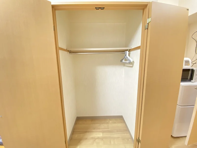 収納スペースも広く、長期滞在でも安心！！嬉しいポール付☆☆
