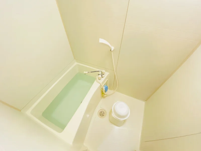 バストイレは別♪バスルームには風呂桶・風呂イス・風呂用洗剤・スポンジをご用意しておりますのでぜひご活用ください！