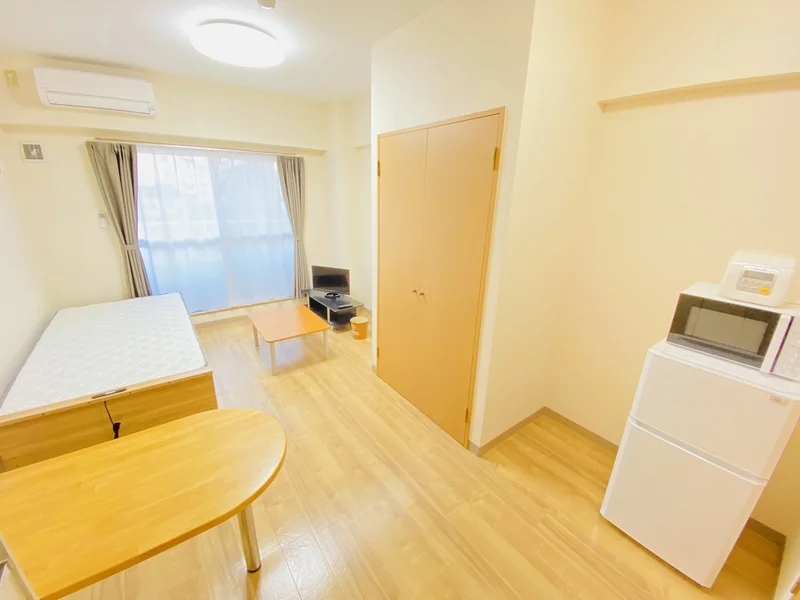 温かい雰囲気のお部屋！自宅で暮らすようなゆったりとした空間が魅力的♪出張の方はもちろん、学生さんや観光でいらっしゃる方にもSマンスーのお部屋は家具・家電・備品の充実度が高いため大変ご好評いただいております。