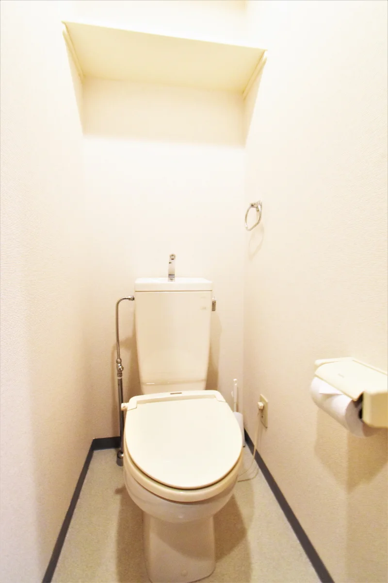 バストイレ別　トイレ洗剤やトイレットペーパーなど備品も充実！