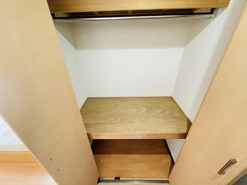 収納スペースも広く、長期滞在でも安心！！嬉しいポール付☆☆