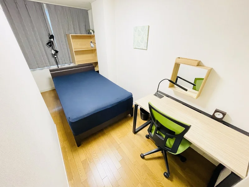セミダブルのベッドになります★デスク＆チェアー付♪
