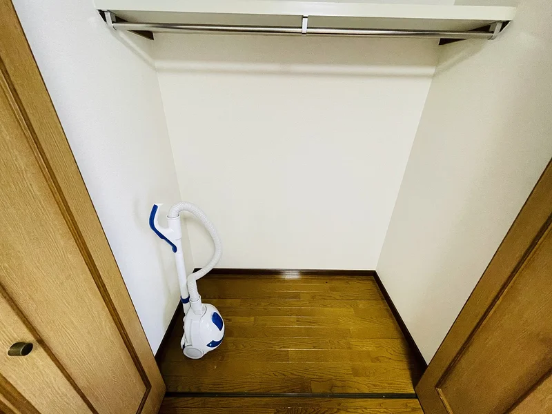 収納スペースも広く、長期滞在でも安心！！嬉しいポール付☆☆