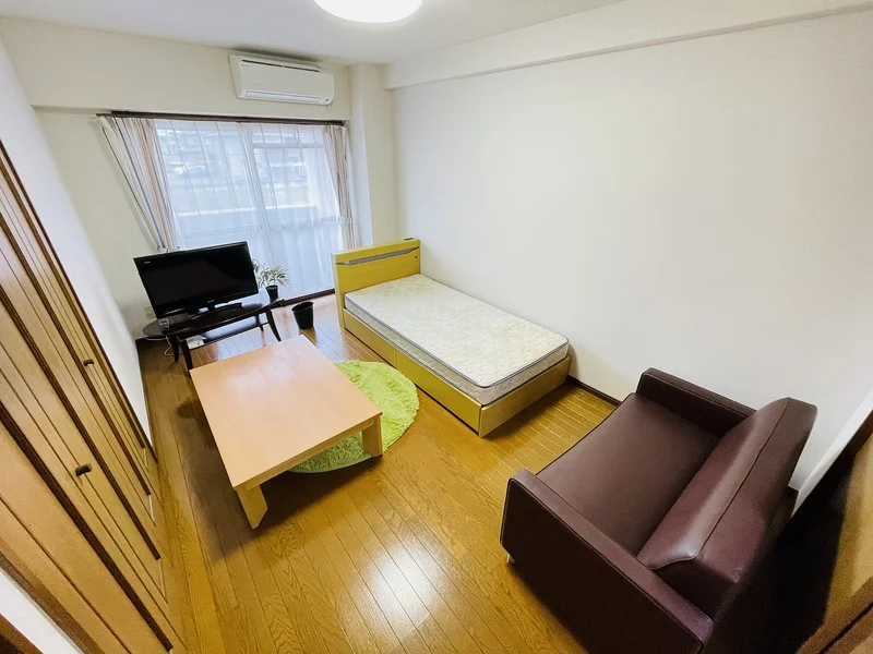 温かい雰囲気のお部屋！自宅で暮らすようなゆったりとした空間が魅力的♪出張の方はもちろん、ご家族で観光にいらっしゃった方にもおススメ☆★Ｓマンスリーのお部屋は家具・家電・備品の充実度が高いため大変ご好評いただいております。