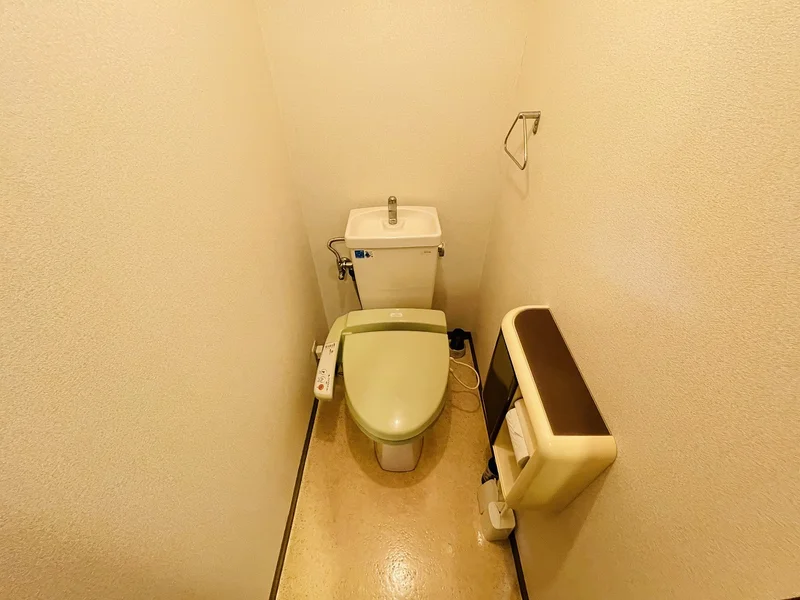 ウォシュレットつきのトイレです。老若男女皆様に安心してご利用いただけますね☆トイレにもトイレ用洗剤とトイレ用ブラシをご用意しておりますので長期ご利用の場合の気になる汚れなどもお掃除して頂けます＾＾