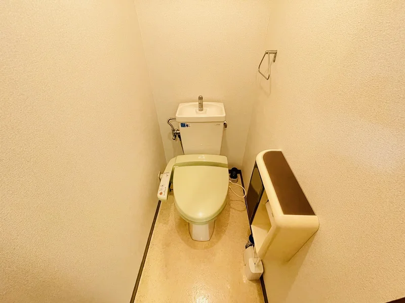 ウォシュレットつきのトイレです。老若男女皆様に安心してご利用いただけますね☆トイレにもトイレ用洗剤とトイレ用ブラシをご用意しておりますので長期ご利用の場合の気になる汚れなどもお掃除して頂けます＾＾