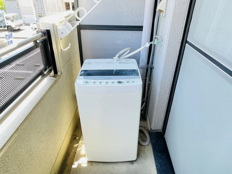 洗濯機は室外に設置しております♪入居後すぐにご利用が可能です(^^♪タオル1式分もご用意しております☆彡