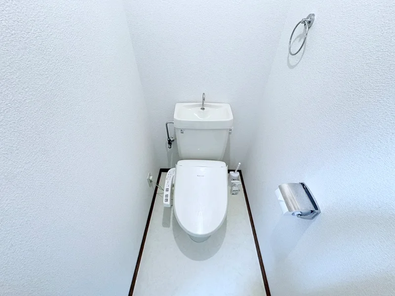 ウォシュレットつきのトイレです。老若男女皆様に安心してご利用いただけますね☆トイレにもトイレ用洗剤とトイレ用ブラシをご用意しておりますので長期ご利用の場合の気になる汚れなどもお掃除して頂けます＾