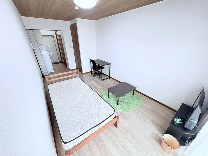 自宅で暮らすようなゆったりとした空間が魅力的♪出張の方はもちろん、学生さんや観光でいらっしゃる方にもSマンスリーのお部屋は家具・家電・備品の充実度が高いため大変ご好評いただいております。