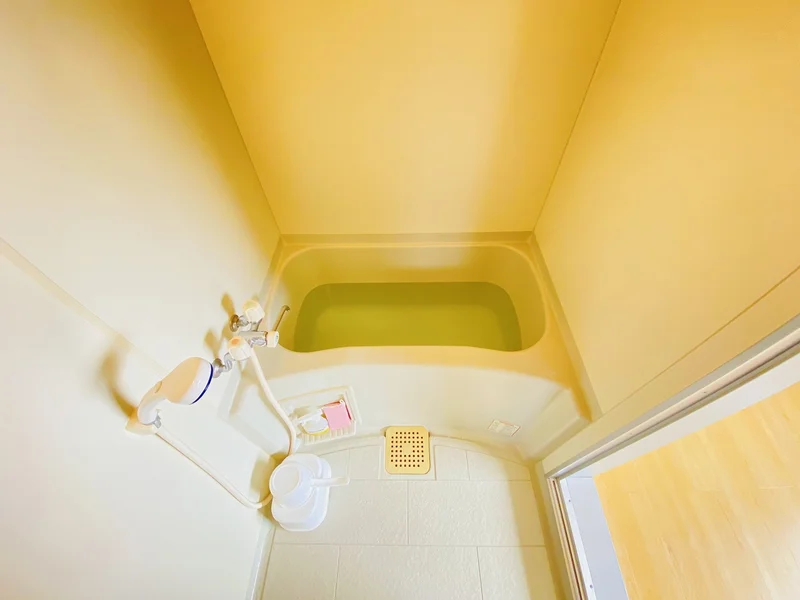 バストイレは別♪バスルームには風呂桶・風呂イス・風呂用洗剤・スポンジをご用意しておりますのでぜひご活用ください！