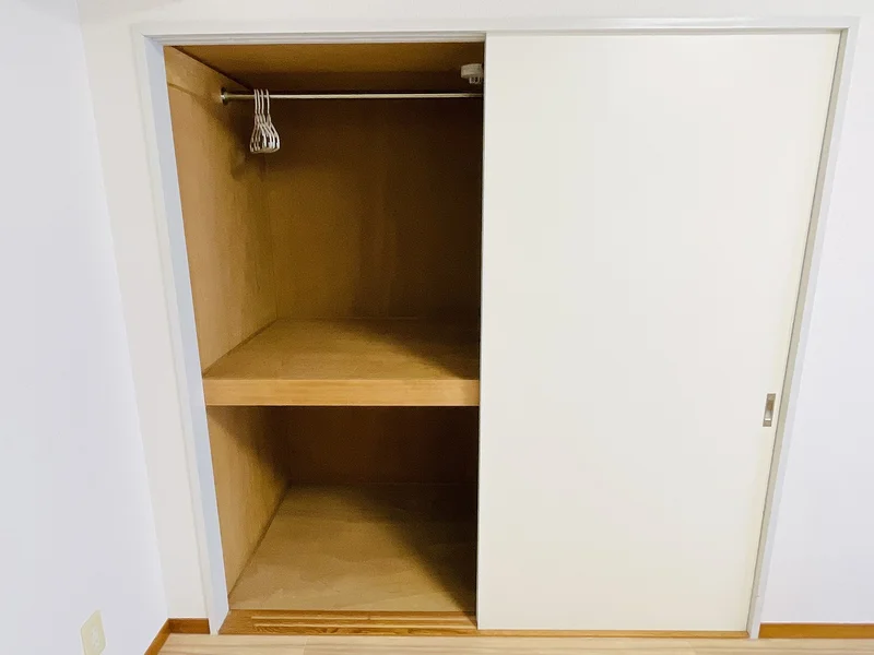 収納スペースも広く、長期滞在でも安心！！嬉しいポール付☆☆