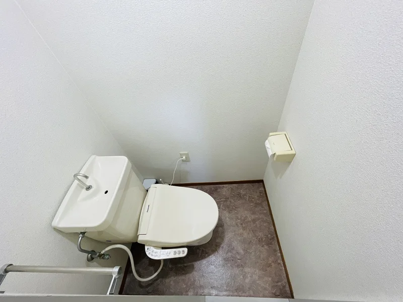 ウォシュレットつきのトイレです。老若男女皆様に安心してご利用いただけますね☆トイレにもトイレ用洗剤とトイレ用ブラシをご用意しておりますので長期ご利用の場合の気になる汚れなどもお掃除して頂けます＾＾