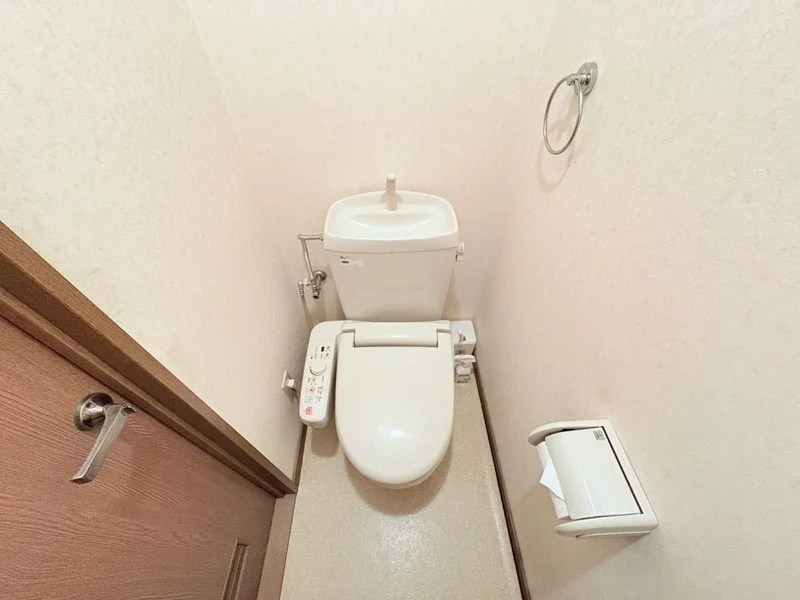 ウォシュレットつきのトイレです。老若男女皆様に安心してご利用いただけますね☆トイレにもトイレ用洗剤とトイレ用ブラシをご用意しておりますので長期ご利用の場合の気になる汚れなどもお掃除して頂けます＾＾