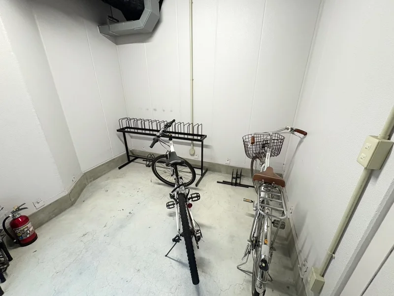 建物内に駐輪場スペースあります。雨の日にも濡れません。また１Fが自転車屋さんなので故障しても修理もすぐです♪