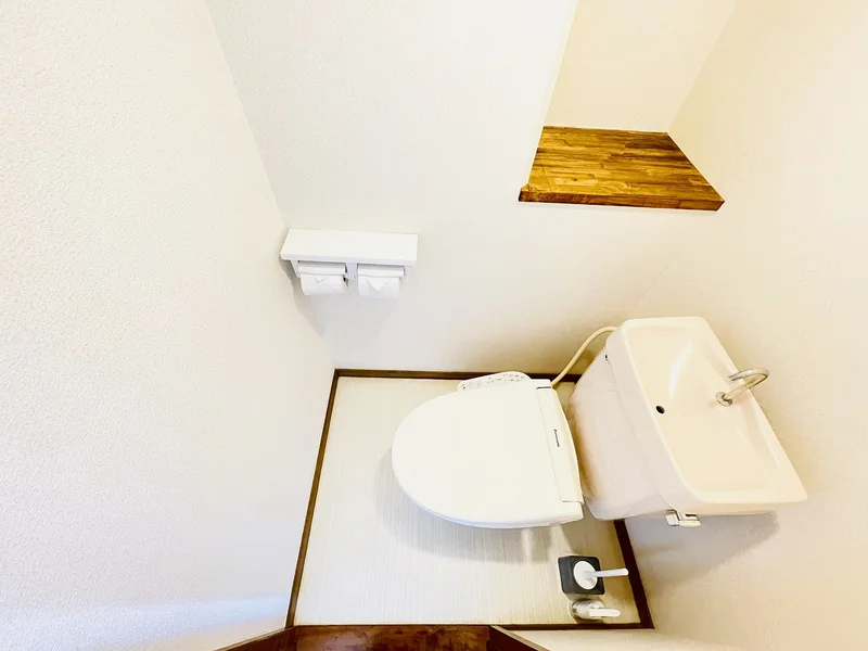 ウォシュレットつきのトイレです。老若男女皆様に安心してご利用いただけますね☆トイレにもトイレ用洗剤とトイレ用ブラシをご用意しておりますので長期ご利用の場合の気になる汚れなどもお掃除して頂けます＾＾