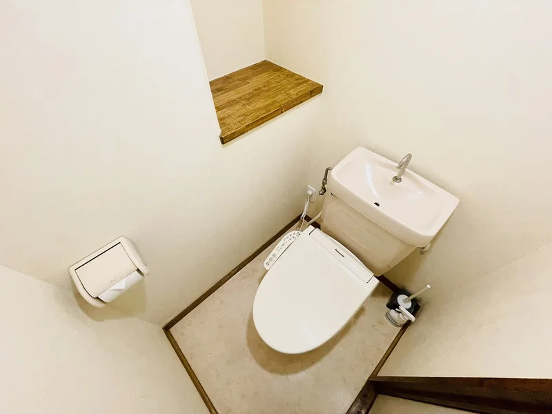 ウォシュレットつきのトイレです。老若男女皆様に安心してご利用いただけますね☆トイレにもトイレ用洗剤とトイレ用ブラシをご用意しておりますので長期ご利用の場合の気になる汚れなどもお掃除して頂けます＾＾