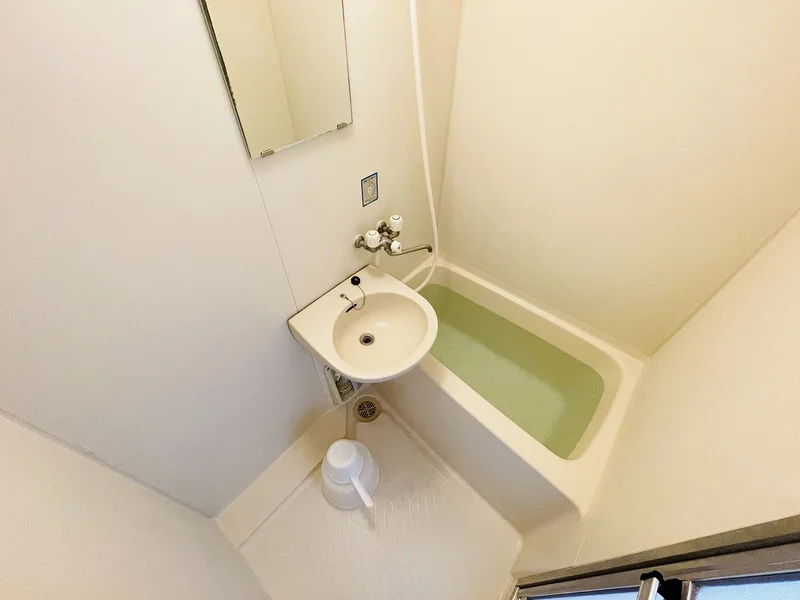 バストイレは別♪バスルームには風呂桶・風呂イス・風呂用洗剤・スポンジをご用意しておりますのでぜひご活用ください！