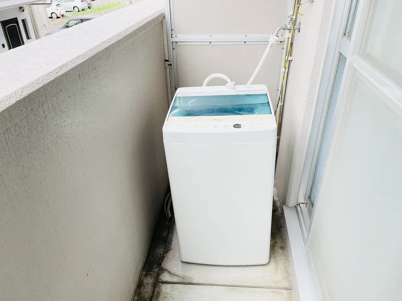 洗濯機は室外に設置しております♪入居後すぐにご利用が可能です(^^♪タオル1式分もご用意しております☆彡