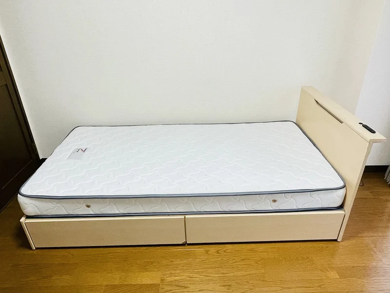 ベッドにはコンセント付なので携帯充電もバッチリ☆★