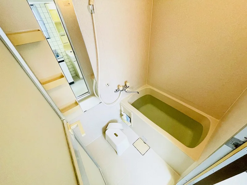 バストイレは別♪バスルームには風呂桶・風呂イス・風呂用洗剤・スポンジをご用意しておりますのでぜひご活用ください！