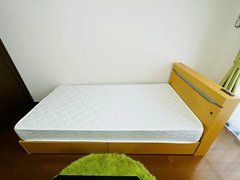 ベッドにはコンセント付なので携帯充電もバッチリ☆★