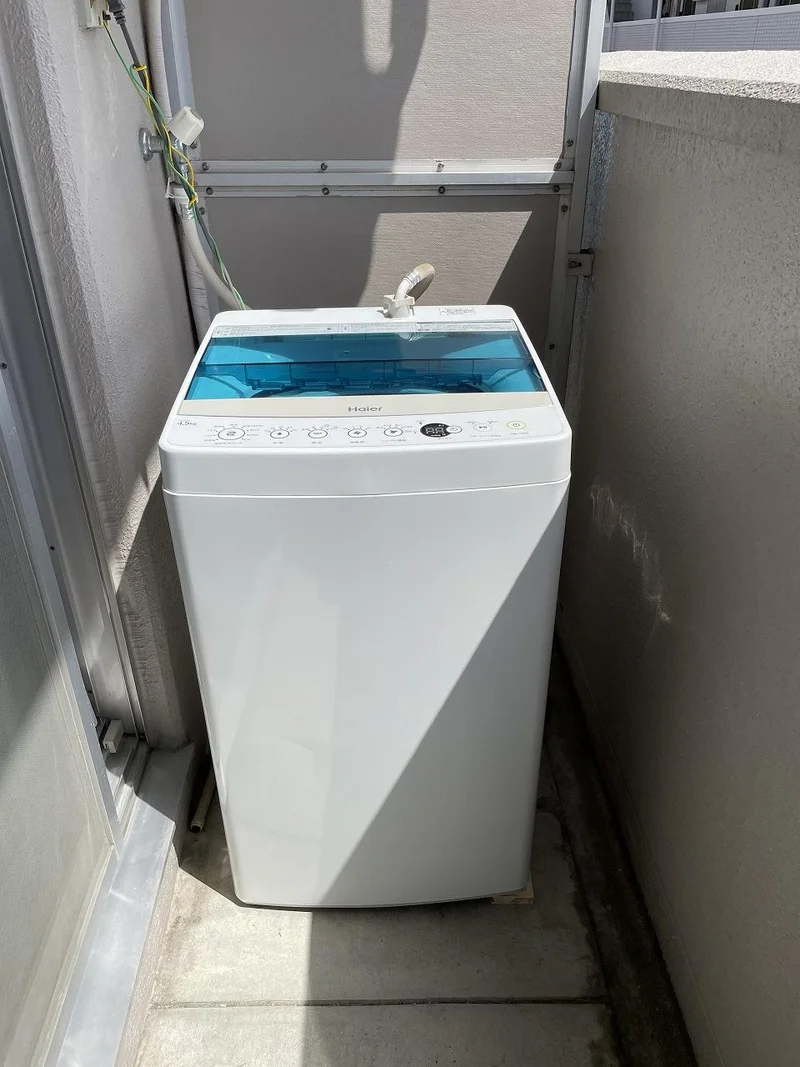 洗濯機は室外に設置しております♪入居後すぐにご利用が可能です(^^♪タオル1式分もご用意しております☆彡