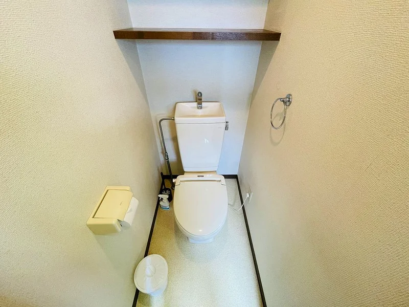 暖房便座つきのトイレです。老若男女皆様に安心してご利用いただけますね☆トイレにもトイレ用洗剤とトイレ用ブラシをご用意しておりますので長期ご利用の場合の気になる汚れなどもお掃除して頂けます＾＾ご入居の募集を行っておりますので、空室確認やお問い合わせはお問い合わせフォームからお待ちしております♪