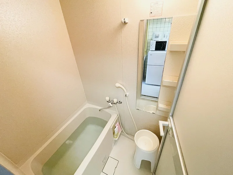 バストイレは別♪バスルームには風呂桶・風呂イス・風呂用洗剤・スポンジをご用意しておりますのでぜひご活用ください！