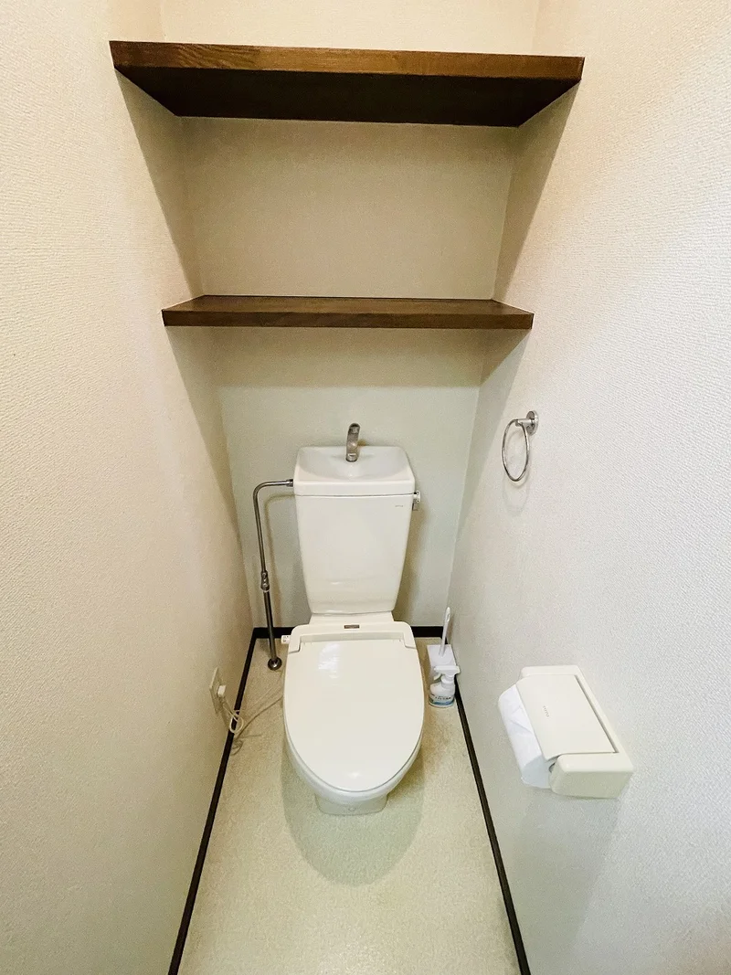 暖房便座つきのトイレです。老若男女皆様に安心してご利用いただけますね☆トイレにもトイレ用洗剤とトイレ用ブラシをご用意しておりますので長期ご利用の場合の気になる汚れなどもお掃除して頂けます＾＾ご入居の募集を行っておりますので、空室確認やお問い合わせはお問い合わせフォームからお待ちしております♪