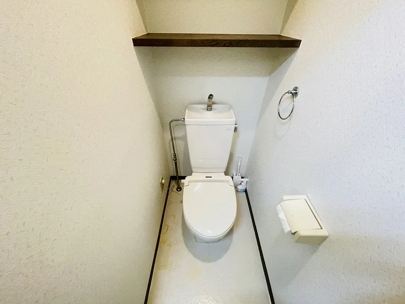 暖房便座つきのトイレです。老若男女皆様に安心してご利用いただけますね☆トイレにもトイレ用洗剤とトイレ用ブラシをご用意しておりますので長期ご利用の場合の気になる汚れなどもお掃除して頂けます＾＾ご入居の募集を行っておりますので、空室確認やお問い合わせはお問い合わせフォームからお待ちしております♪