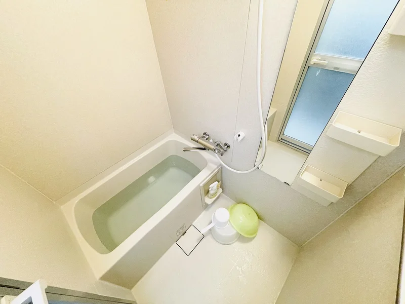 バストイレは別♪バスルームには風呂桶・風呂イス・風呂用洗剤・スポンジをご用意しておりますのでぜひご活用ください！