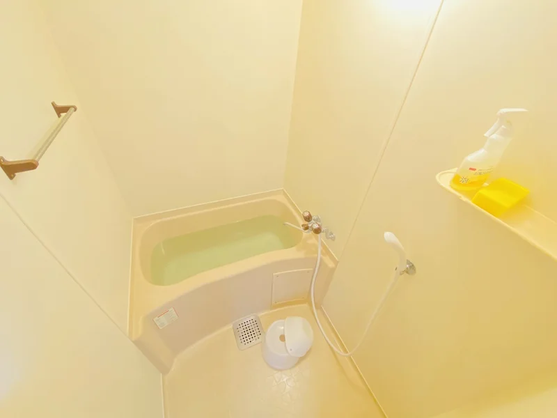 バストイレは別♪バスルームには風呂桶・風呂イス・風呂用洗剤・スポンジをご用意しておりますのでぜひご活用ください！