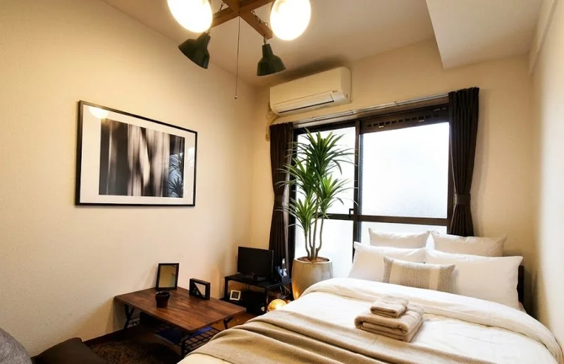 座椅子やローテーブルがございまして、ごゆっくりお過ごしいただけます。※植木と額とクッションなどの装飾は写真用です。