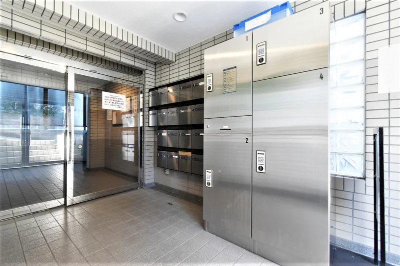 宅配BOXと郵便ポストもあり、郵便物など受け取りも可能です。但し。郵便ポストは不要な物が入らないようにテープをしておりますので、使う時だけ剥がして、退去される際には元の貼った状態へお戻しください。