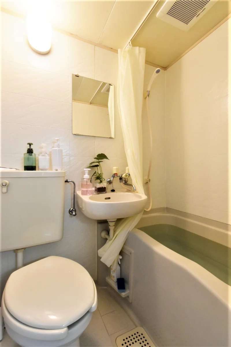 ユニットバスですが、ホテルなどに比べると格段にお安くお泊り頂くことができます。シャンプー・コンディショナー・ボディーソープなどもあります。また、綺麗好きの方の為に　お風呂洗剤やトイレ洗剤など清掃用具まで取り揃えております。