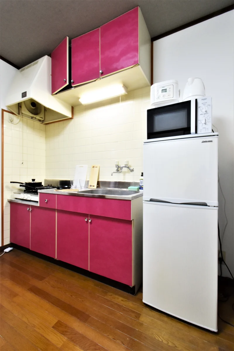 冷蔵庫や電子レンジなどの　一人暮らしに必要な家電もすべて標準品となっております。　