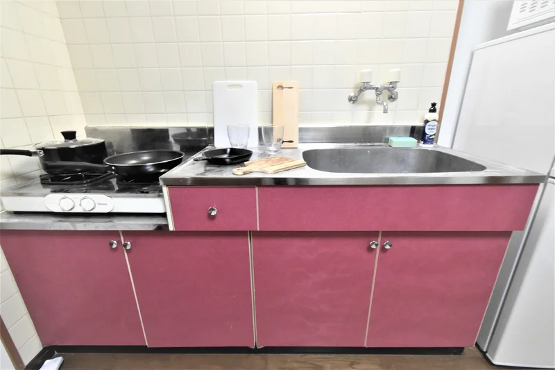 2口ガスコンロのキッチンです。　食器や調理器具も取り揃えてあり即日自炊が可能となっております！