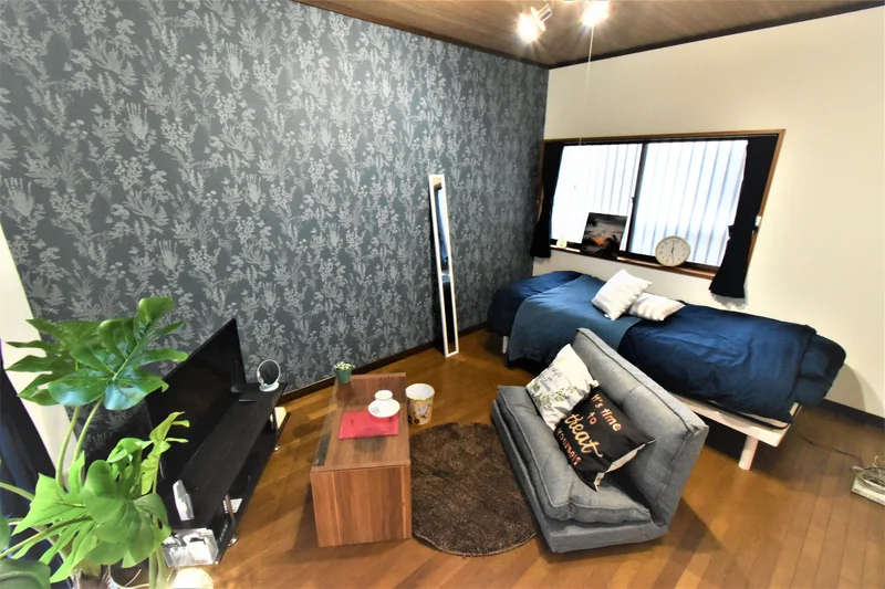 ソファ付き１K　テレビを見ながら自宅のようにくつろいでいただけるお部屋となっております。