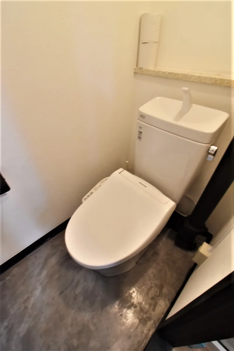 温水洗浄便座あり、トイレットペーパーや　トイレ洗剤・ブラシまであり清潔に保てます！