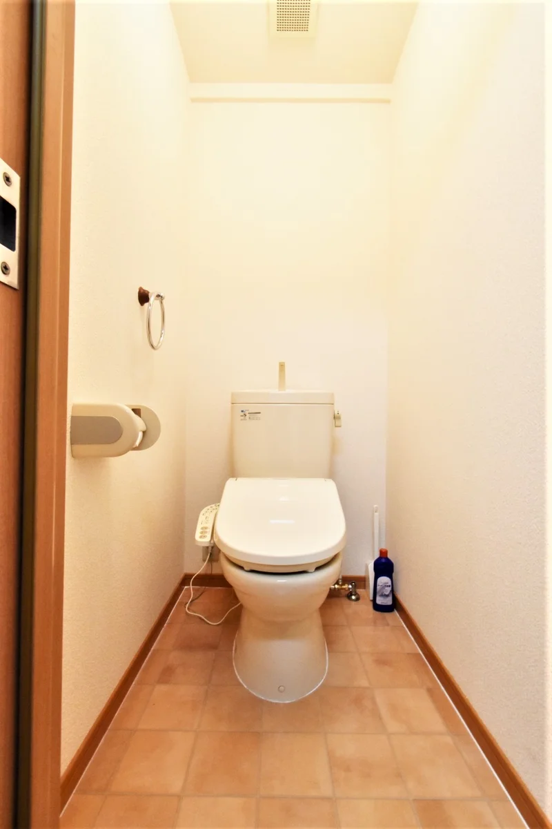 温水暖房便座付き！　愛好家にもおすすめ　トイレブラシや洗剤もありで　清潔に保っていただけます♪