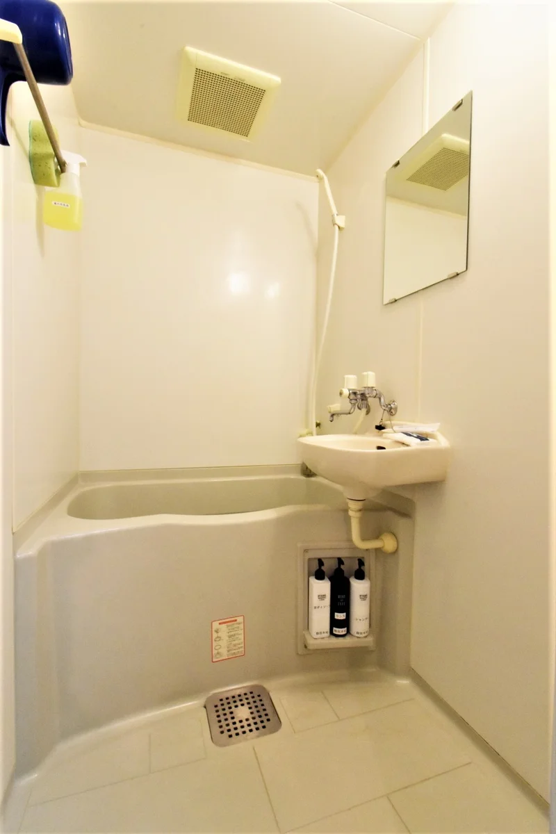バストイレ別でお風呂洗剤などもあり！　湯船につかってゆったりと一日の疲れを落としていただけます。
