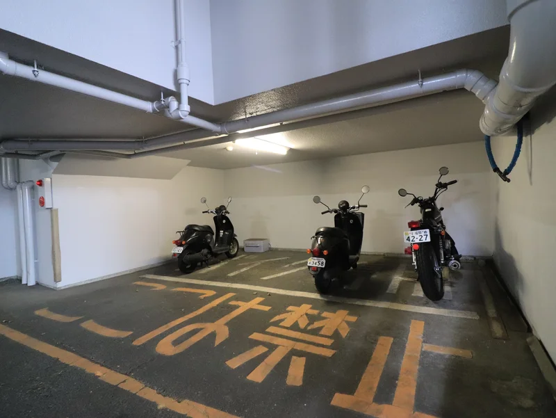 敷地内バイク置き場。管理会社様まで確認が必要のため、ご利用希望の場合は、弊社までお問い合わせをお願いいたします。