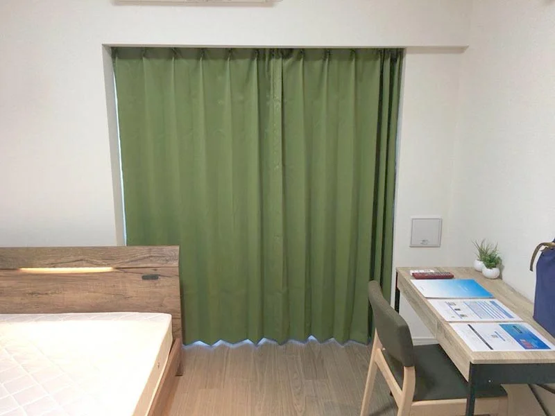 写真はお部屋のイメージです。ラグなどの室内装飾はございません。