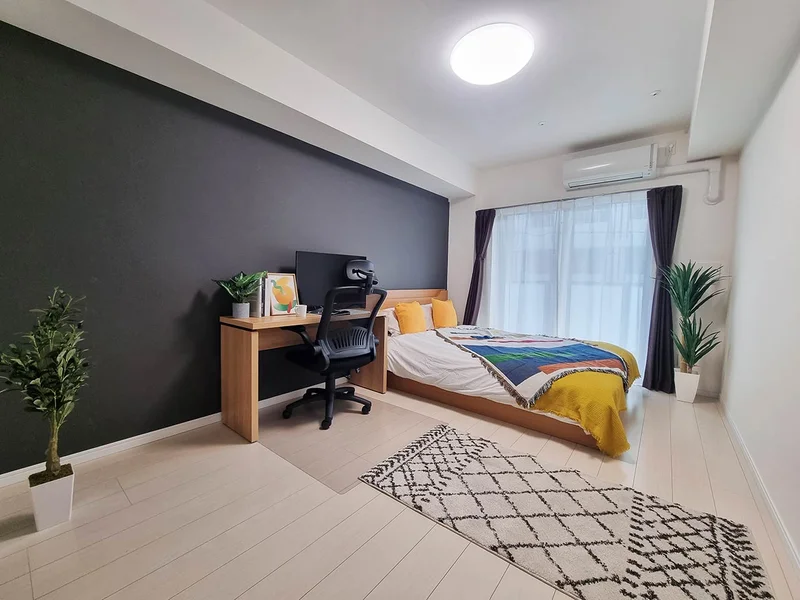 写真はお部屋のイメージです。ラグなどの室内装飾はございません。