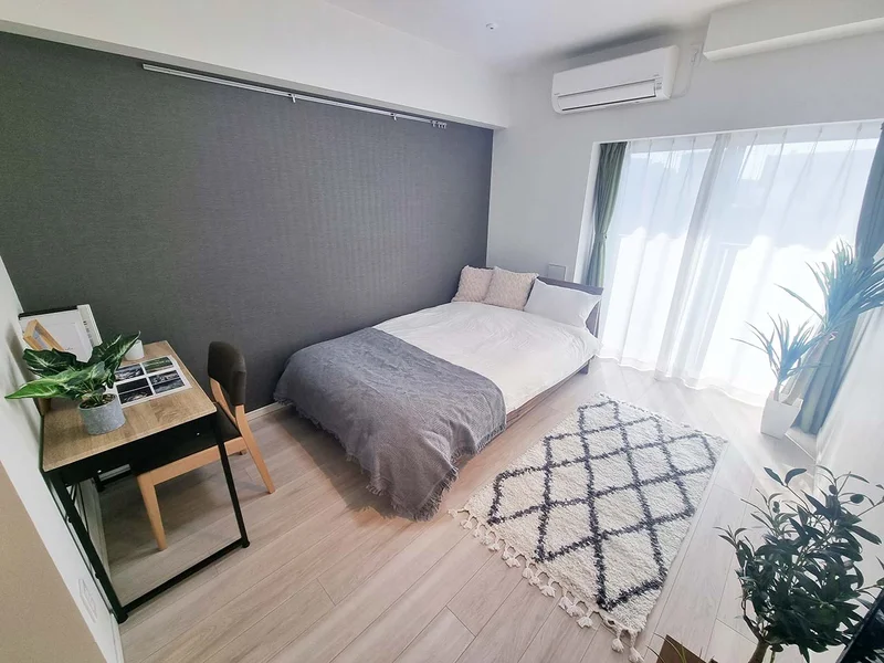 写真はお部屋のイメージです。ラグなどの室内装飾はございません。