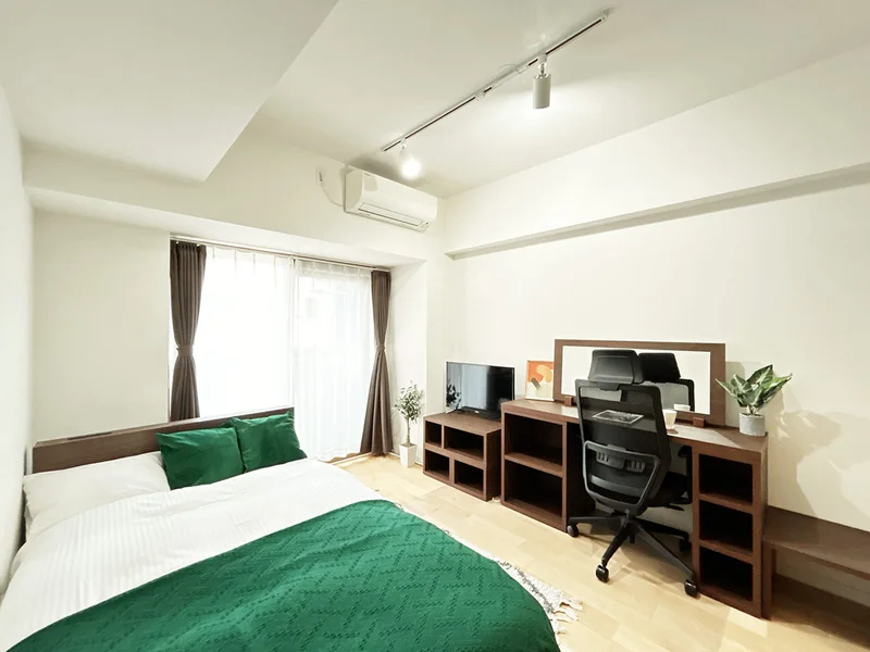 写真はお部屋のイメージです。ラグなどの室内装飾はございません。