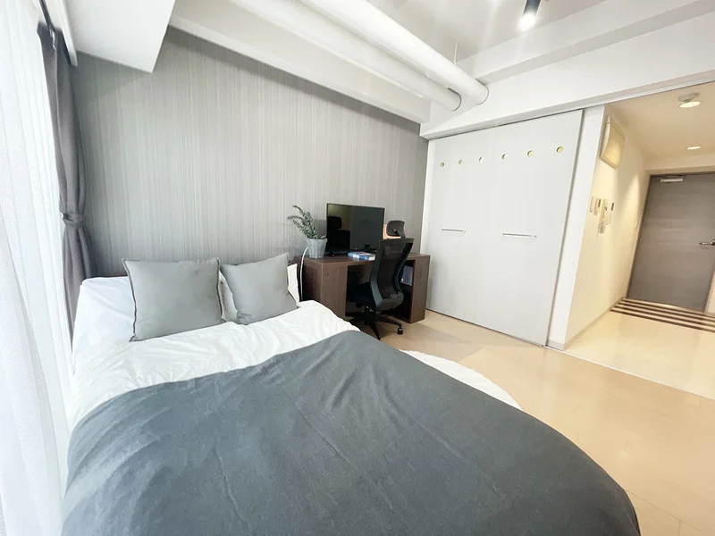 写真はお部屋のイメージです。ラグなどの室内装飾はございません。