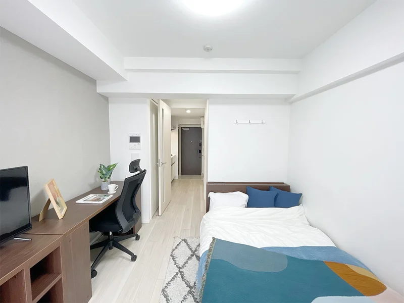 写真はお部屋のイメージです。ラグなどの室内装飾はございません。