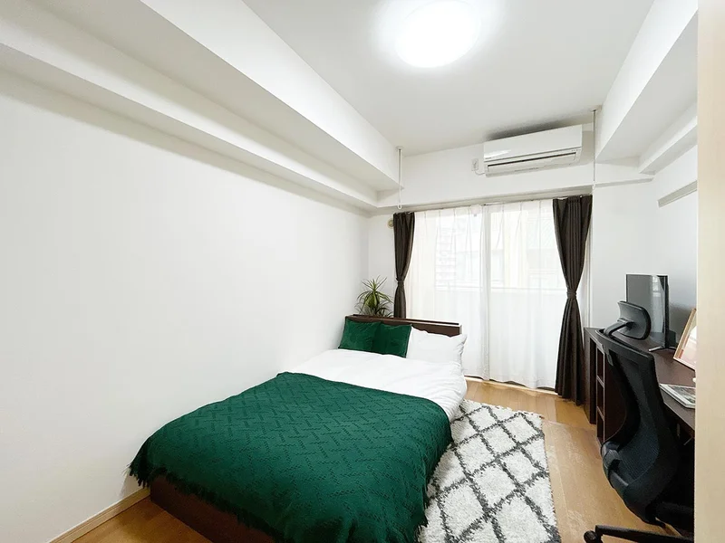 写真はお部屋のイメージです。ラグなどの室内装飾はございません。